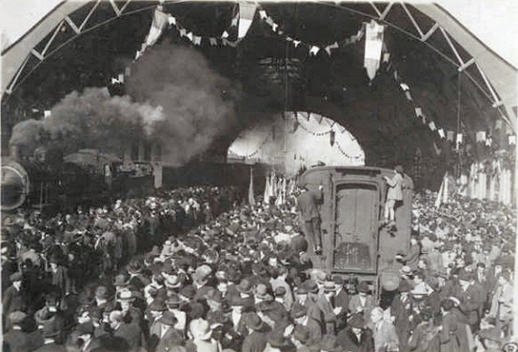 La folla sui binari al passaggio del treno dalla stazione di Arezzo con la bara del Milite Ignoto