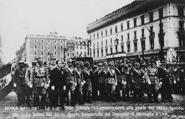 La salma del Milite Ignoto trasportata dai decorati con la medaglia d'oro al valor militare (4 novembre 1921)